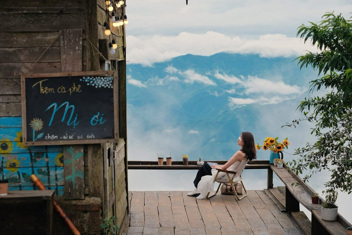 Nằm trên đỉnh Gió, Mị Ơi là một trong những quán cà phê được yêu thích nhất Tà Xùa. Không gian quán nhỏ, được dựng bằng gỗ, trang trí giản dị bằng vài chậu hoa khô và khung tranh nhỏ, nhưng lại mang đến cảm giác ấm cúng, gần gũi. Ảnh Fanpage Tiệm cà phê Mị ơi