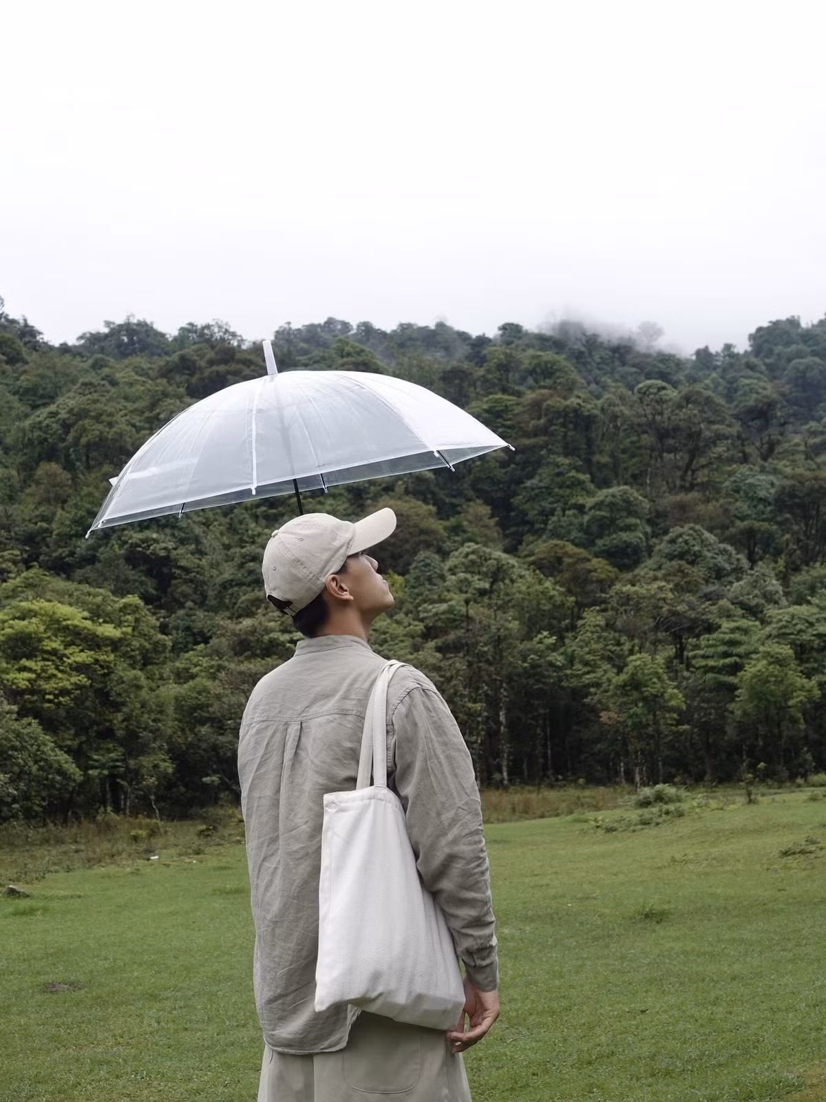 Vào mùa hè, cảnh sắc nơi đây trở nên tươi mới, thiên nhiên căng tràn sức sống với cỏ cây mơn mởn, hoa dại rực rỡ, còn mùa đông lại khoác lên mình lớp sương giá huyền bí đầy cuốn hút. Ảnh Tuấn Anh Cao