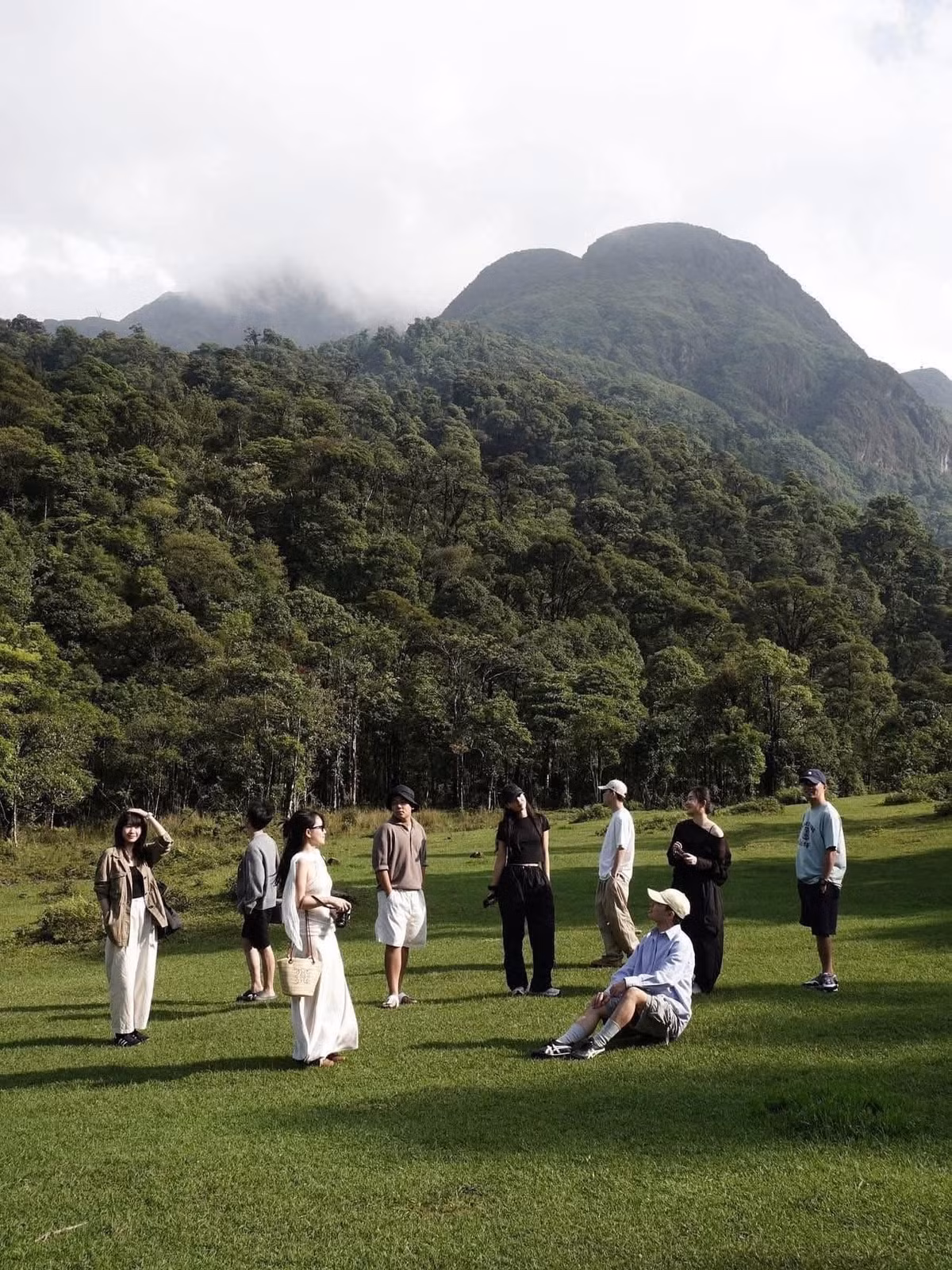 Không chỉ là kho báu về sinh thái, Vườn Quốc gia Hoàng Liên còn là nơi sinh sống lâu đời của nhiều đồng bào dân tộc thiểu số như H'Mông, Dao, Tày… Những nếp nhà sàn bên sườn núi, ruộng bậc thang uốn lượn, tiếng khèn, điệu múa và các phiên chợ vùng cao làm nên sắc màu văn hóa sống động, hấp dẫn du khách trong và ngoài nước. Du khách có thể ghé thăm bản Lao Chải, Tả Van hay Giàng Tả Chải – nơi lưu giữ nếp sống truyền thống giữa lòng thiên nhiên đại ngàn. Ảnh kiim94_