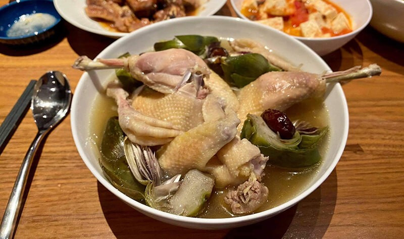 Theo Eating Well, atisô còn giúp giảm cholesterol xấu, cải thiện chức năng gan và tăng cường sức khỏe mạch máu. Atisô có thể chế biến thành canh, hầm hoặc pha trà uống hằng ngày. Ảnh minh hoạ