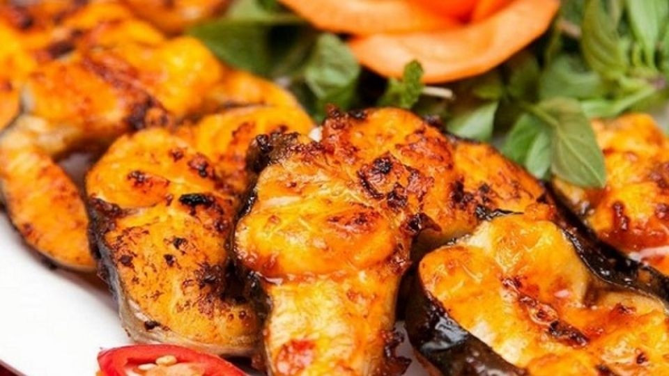 Cá lăng bao gồm các loài lăng sông, lăng vàng – là lựa chọn lý tưởng cho người cần tăng cường sức khỏe sau ốm. Loại cá này sống ở nước sạch, thịt trắng, dai nhẹ, ngọt sâu và ít xương dăm, giàu nạc, DHA cùng vitamin A. Ảnh minh họa