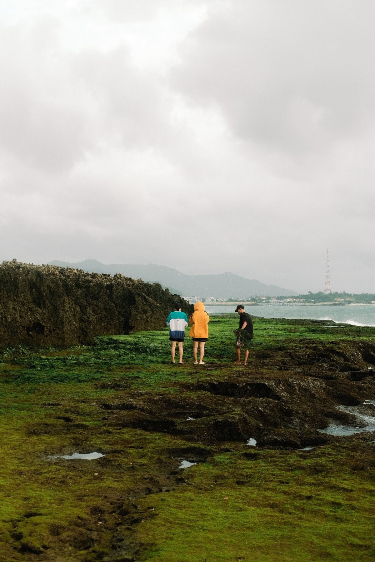 Tên gọi Hòn Đỏ cũng xuất phát từ chính đặc điểm tự nhiên này. Vào thời điểm bình minh hoặc hoàng hôn, khi ánh nắng chiếu xiên qua các phiến đá, cả bãi san hô ánh lên sắc đỏ cam rực rỡ, khiến khung cảnh trở nên sống động và đầy mê hoặc. Ảnh Hải Trình