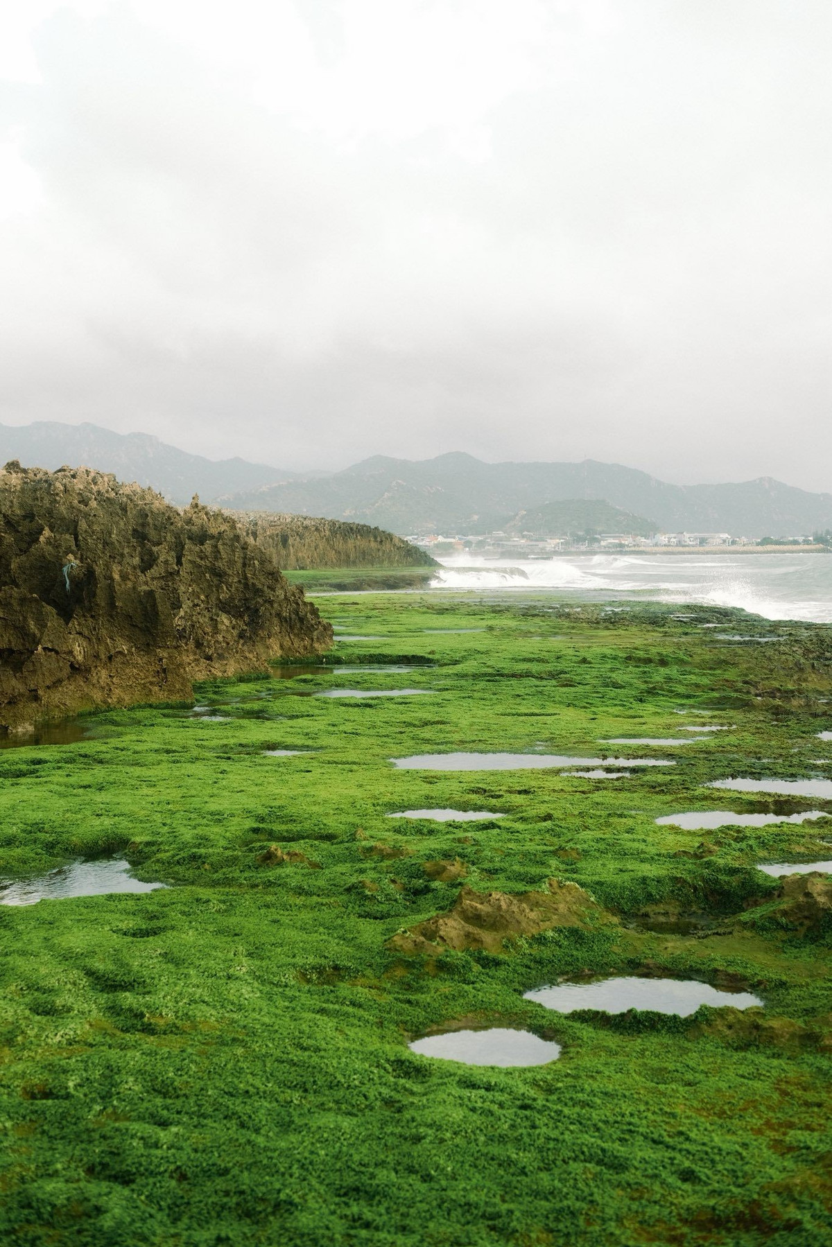 Không ồn ào, không dịch vụ du lịch dày đặc, khoảnh khắc đứng giữa bãi đá san hô, lắng nghe tiếng sóng vỗ và cảm nhận hơi thở của biển mang đến cảm giác tĩnh lặng hiếm có. Bình minh và hoàng hôn được xem là hai “thời khắc vàng” ở Hòn Đỏ, khi cảnh sắc thay đổi liên tục theo từng gam màu của ánh sáng. Ảnh Hải Trình