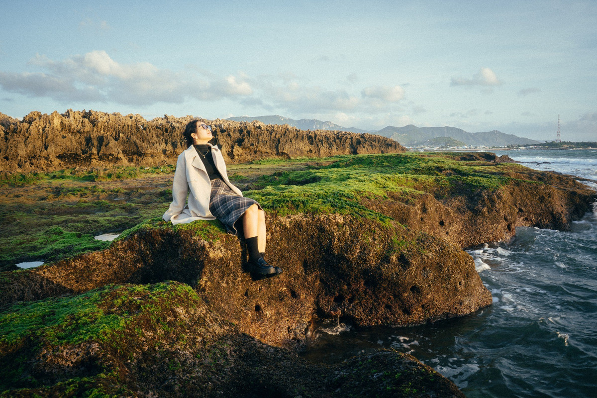 Vẻ đẹp của Hòn Đỏ không nằm ở sự hào nhoáng, mà ở nét nguyên sơ và những khoảnh khắc giao hòa giữa đá, rêu, biển và ánh sáng. Với những ai đang tìm kiếm một điểm đến yên bình, khác lạ, nơi đây là lựa chọn đáng cân nhắc trong hành trình khám phá miền duyên hải. Ảnh Lương Phong