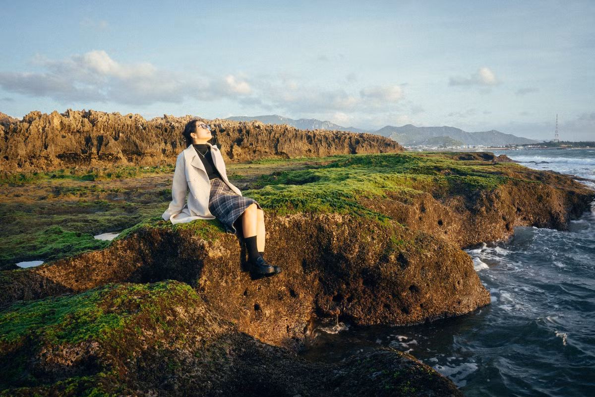 Vẻ đẹp của Hòn Đỏ không nằm ở sự hào nhoáng, mà ở nét nguyên sơ và những khoảnh khắc giao hòa giữa đá, rêu, biển và ánh sáng. Với những ai đang tìm kiếm một điểm đến yên bình, khác lạ, nơi đây là lựa chọn đáng cân nhắc trong hành trình khám phá miền duyên hải. Ảnh Lương Phong