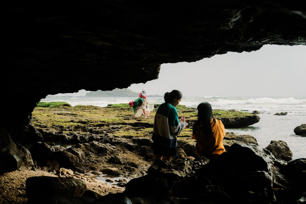 Đến lúc thủy triều rút, toàn bộ bãi đá lộ ra với lớp rêu xanh non trải đều, mềm mại như nhung. Dưới ánh nắng sớm, sắc xanh ấy phản chiếu trong làn nước trong veo, khiến cảnh vật vừa lạ lẫm vừa nên thơ, dễ khiến du khách liên tưởng đến những bức tranh phong cảnh cổ điển. Ảnh Hải Trình