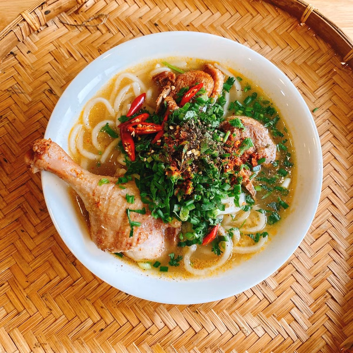 Cháo bột Lào, hay còn gọi là Cháo bột Lao Bảo, là món ăn phổ biến không thể bỏ qua. Nguyên liệu chính gồm bột mì và thịt vịt, được nhào nặn theo công thức riêng. Món cháo nổi bật với sợi bột dai, trắng và thơm, kết hợp cùng thịt vịt tạo nên hương vị đặc trưng, hấp dẫn và khó quên đối với du khách lần đầu thưởng thức. Ảnh luhanhvietnam