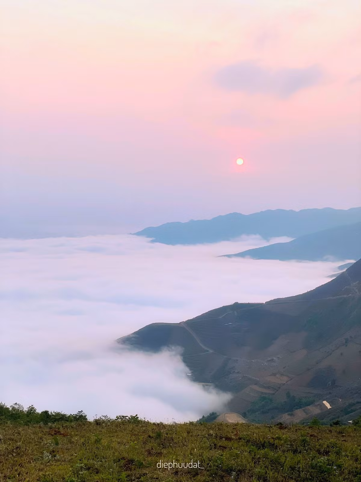 Khe Cải không ồn ào, không thương mại hóa. Người bản địa chân chất, mến khách, vẫn sống bằng nông nghiệp và nghề thêu truyền thống. Chiều xuống, cả bản được nhuộm trong ánh vàng ấm áp. Hoàng hôn ở Khe Cải không rực rỡ như biển hay núi cao, mà dịu dàng, nhẹ tênh – như một cái ôm cuối ngày của thiên nhiên dành cho những ai kiên nhẫn chờ đợi. Đứng giữa thung lũng, nhìn mặt trời lặn sau rặng núi, bạn sẽ thấy thời gian như chậm lại, chỉ còn tiếng gió, mùi cỏ khô và một sự bình yên rất khó gọi tên.