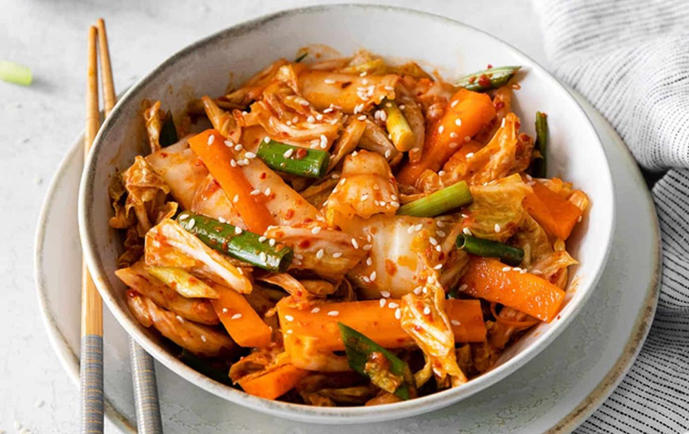 Trong kim chi giai đoạn này, hàm lượng nitrat cao có thể chuyển thành nitrit, kết hợp với axit amin trong thịt, cá hoặc mắm tôm tạo ra nitrosamin – hợp chất được cảnh báo là gây ung thư. Ảnh minh họa