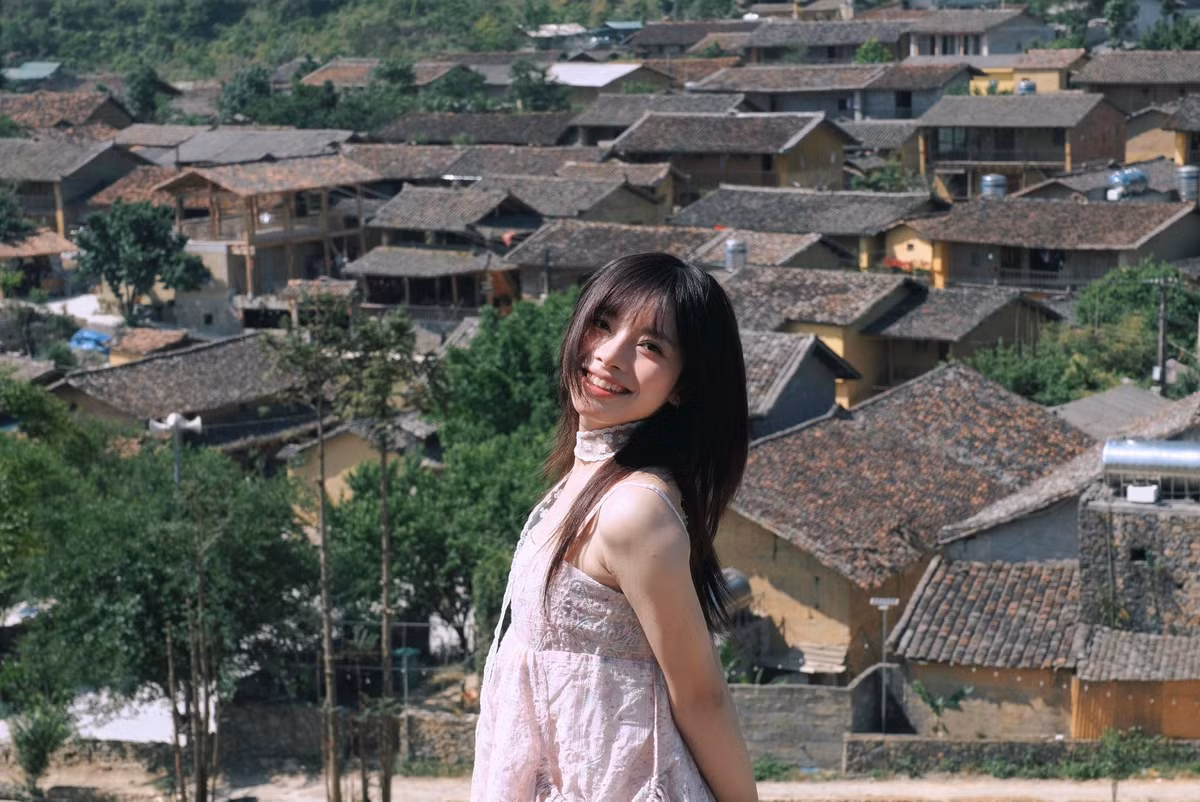 Giữa không gian trong lành và yên tĩnh, cả nhóm dành gần nửa ngày để nghỉ ngơi, chụp ảnh, tắm suối và thưởng thức các món ăn đặc sản như cá suối nướng, gà bản hấp lá mắc mật. Không gian ở Mế khiến ai cũng có cảm giác như đang “trốn phố”, được sống chậm và hít thở thiên nhiên một cách trọn vẹn. Ảnh Hoàng Yến