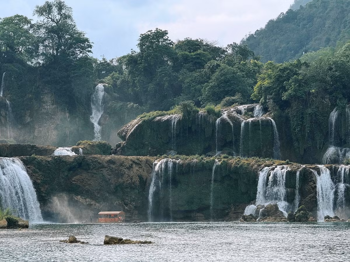 Tiếp nối hành trình, đoàn tiến về thác Bản Giốc – ngọn thác hùng vĩ nằm trên biên giới Việt – Trung, nơi nước đổ trắng xóa giữa núi rừng. Sau khi chụp ảnh, ngắm cảnh và chèo bè tre dưới chân thác, đoàn ghé động Ngườm Ngao – hang động với hệ thống thạch nhũ kỳ ảo – và dừng lại tại làng đá Khuổi Ky, nơi có những ngôi nhà sàn bằng đá cổ kính mang dấu ấn văn hóa Tày. Tối hôm đó, cả nhóm nghỉ ngơi tại Lan Rừng homestay. Ảnh Hoàng Yến