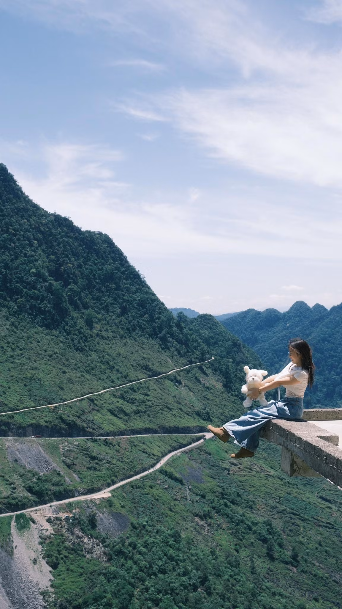 Sáng ngày thứ hai, đoàn tiếp tục hành trình đến làng Lô Lô Chải và làng Thèn Pả. Những ngôi nhà trình tường đặc trưng, những cụ bà ngồi xe lanh bên hiên nhà và tiếng trẻ con nô đùa dưới chân núi tạo nên một không gian yên bình đến lạ. Từ chân núi, họ leo lên đỉnh Lũng Cú – nơi đặt lá cờ đỏ sao vàng tung bay phấp phới ở điểm cực Bắc của Tổ quốc. Ảnh Hoàng Yến
