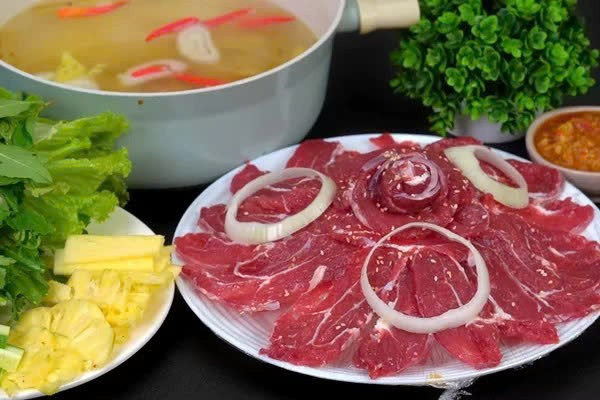 Điểm đặc trưng của bò nhúng giấm nằm ở sự cân bằng hương vị. Thịt bò – thường là bắp bò – được thái mỏng ngang thớ, khi nhúng trong nước đang sôi lăn tăn sẽ chín nhanh, không bị khô hay dai. Nước nhúng không đậm vị béo mà thanh nhẹ, thơm mùi sả, gừng, dứa và hành tây, giúp người ăn cảm thấy dễ chịu ngay từ miếng đầu tiên. Ảnh minh họa