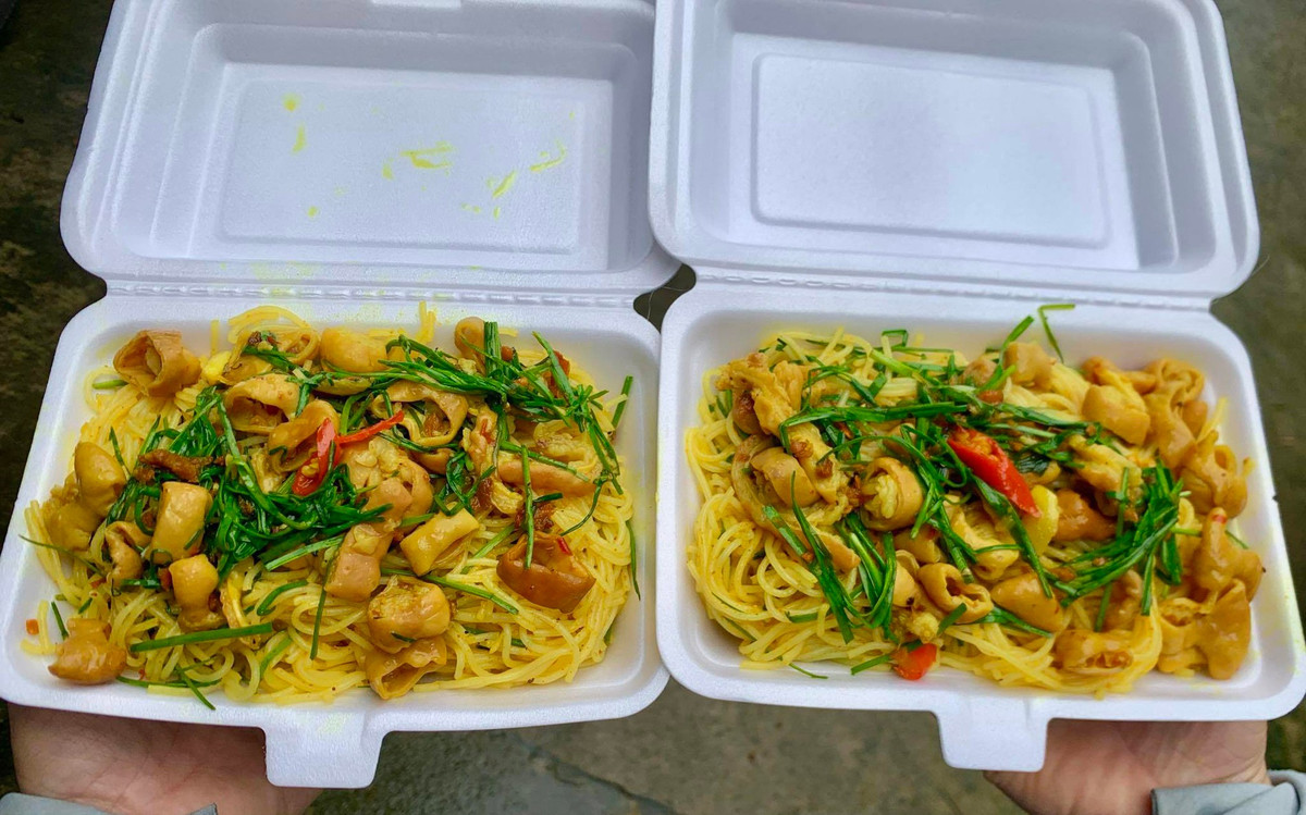 Khi khách gọi món, bún và lòng mới được trộn lại, thêm gan, tiết, rắc nghệ xào và một nhúm rau răm. Thực khách chỉ cần đảo đều là có thể thưởng thức ngay khi còn nóng. Miếng lòng dai giòn, tiết mềm mịn, vị nghệ thơm ấm lan tỏa, quyện với sợi bún trắng tạo nên cảm giác vừa lạ vừa quen, ăn một lần dễ nhớ mãi. Ảnh Minh Tuệ