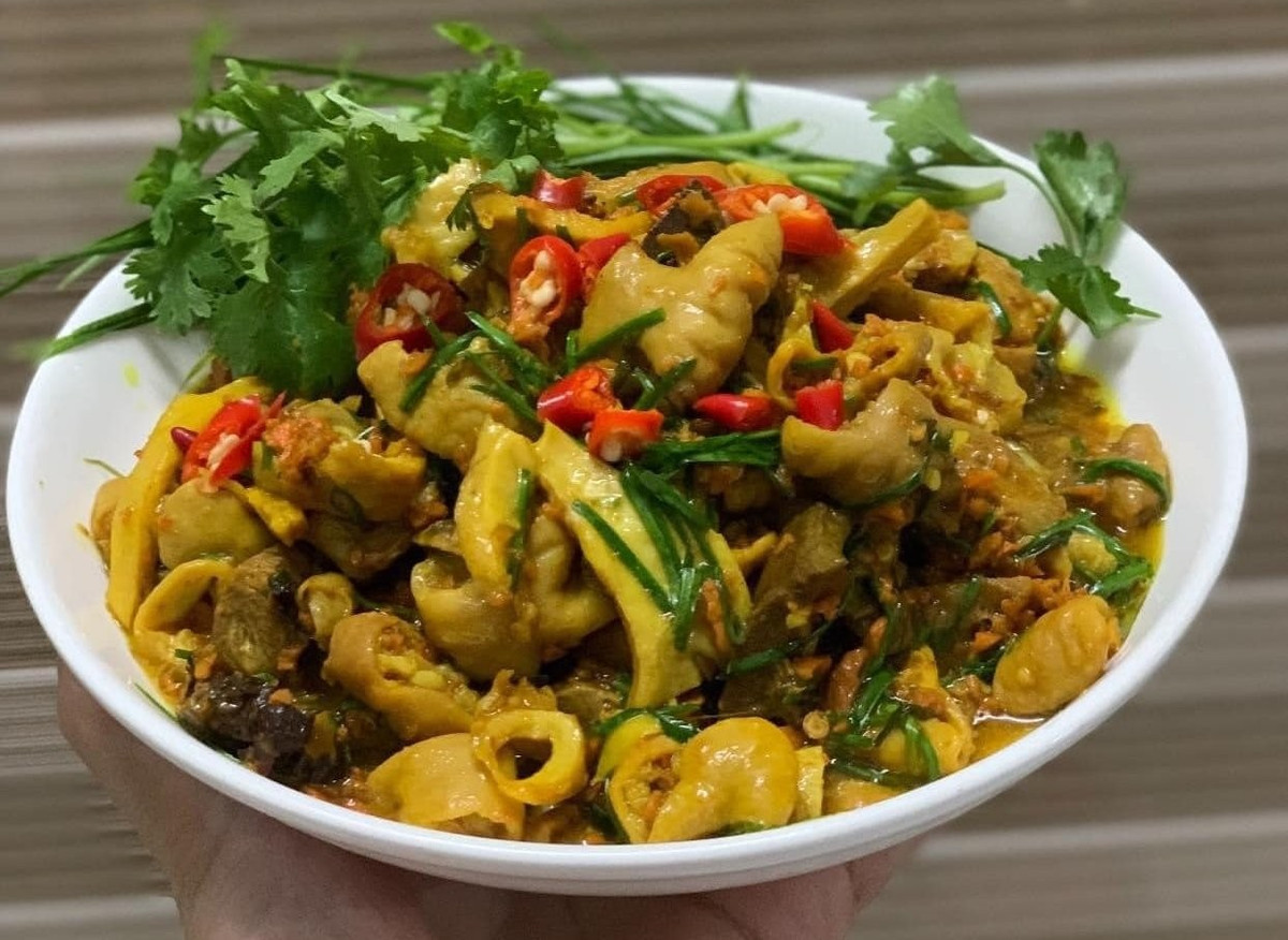 Một điểm đặc biệt của món ăn là phần nghệ tươi được giã nhỏ, xào riêng với gia vị rồi rắc lên trên khi hoàn thiện, giúp hương nghệ dậy mùi nhưng không quá nồng. Ảnh Vinpearl