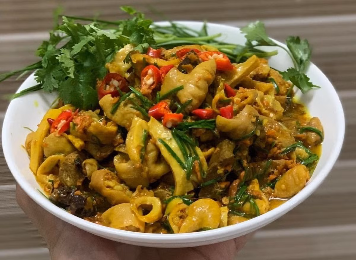 Một điểm đặc biệt của món ăn là phần nghệ tươi được giã nhỏ, xào riêng với gia vị rồi rắc lên trên khi hoàn thiện, giúp hương nghệ dậy mùi nhưng không quá nồng. Ảnh Vinpearl