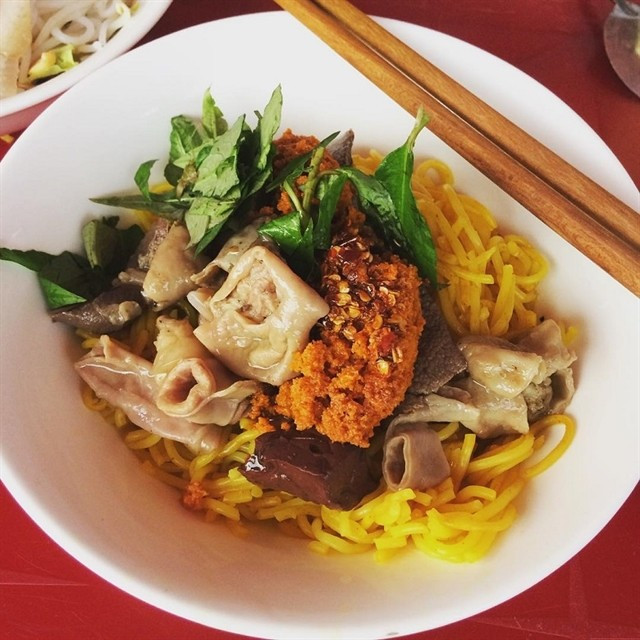 Giữa vô vàn món ngon xứ cố đô, bún lòng xào nghệ không cầu kỳ, không hào nhoáng, nhưng lại mang theo cái “chất Huế” rất riêng: mộc mạc, tinh tế và đủ sâu để lưu lại trong ký ức của những ai từng một lần ghé thăm. Ảnh Internet