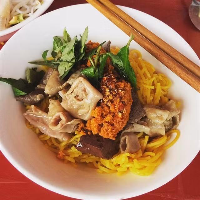 Giữa vô vàn món ngon xứ cố đô, bún lòng xào nghệ không cầu kỳ, không hào nhoáng, nhưng lại mang theo cái “chất Huế” rất riêng: mộc mạc, tinh tế và đủ sâu để lưu lại trong ký ức của những ai từng một lần ghé thăm. Ảnh Internet