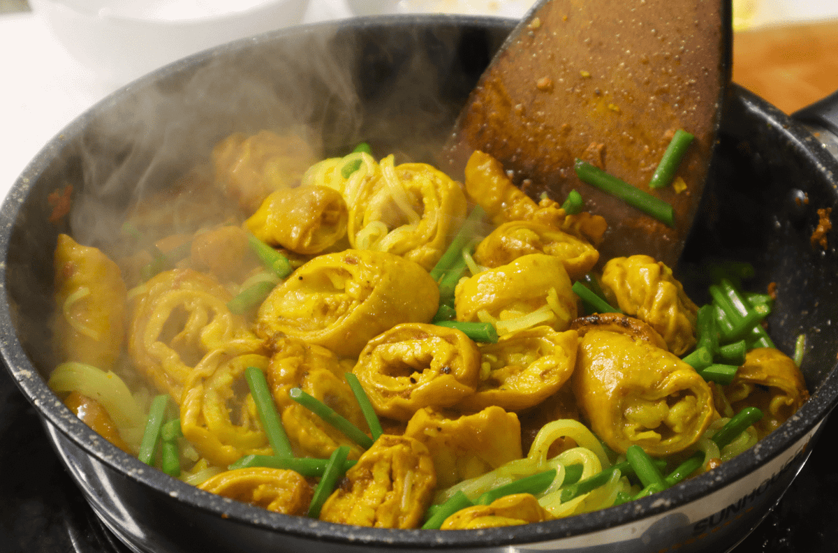 Món ăn gây ấn tượng ngay từ màu sắc. Sắc vàng óng của nghệ hòa cùng màu trắng của sợi bún, điểm xuyết xanh thẫm của rau răm, tạo nên tổng thể bắt mắt, gợi cảm giác ấm áp. Ảnh DH Food