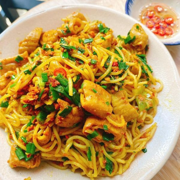 Khi xào, người nấu phải thao tác nhanh tay trên lửa lớn để lòng chín tới, không bị dai. Bún được xào riêng trong chảo khác, đảo đều để sợi bún săn nhưng không nát. Ảnh Internet