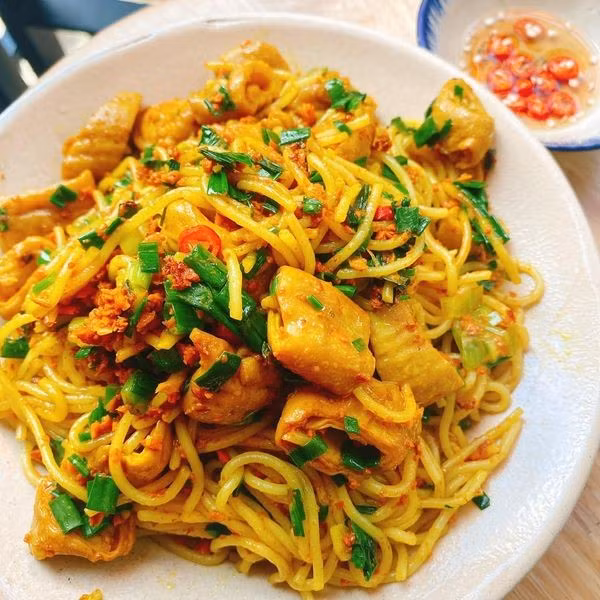 Khi xào, người nấu phải thao tác nhanh tay trên lửa lớn để lòng chín tới, không bị dai. Bún được xào riêng trong chảo khác, đảo đều để sợi bún săn nhưng không nát. Ảnh Internet