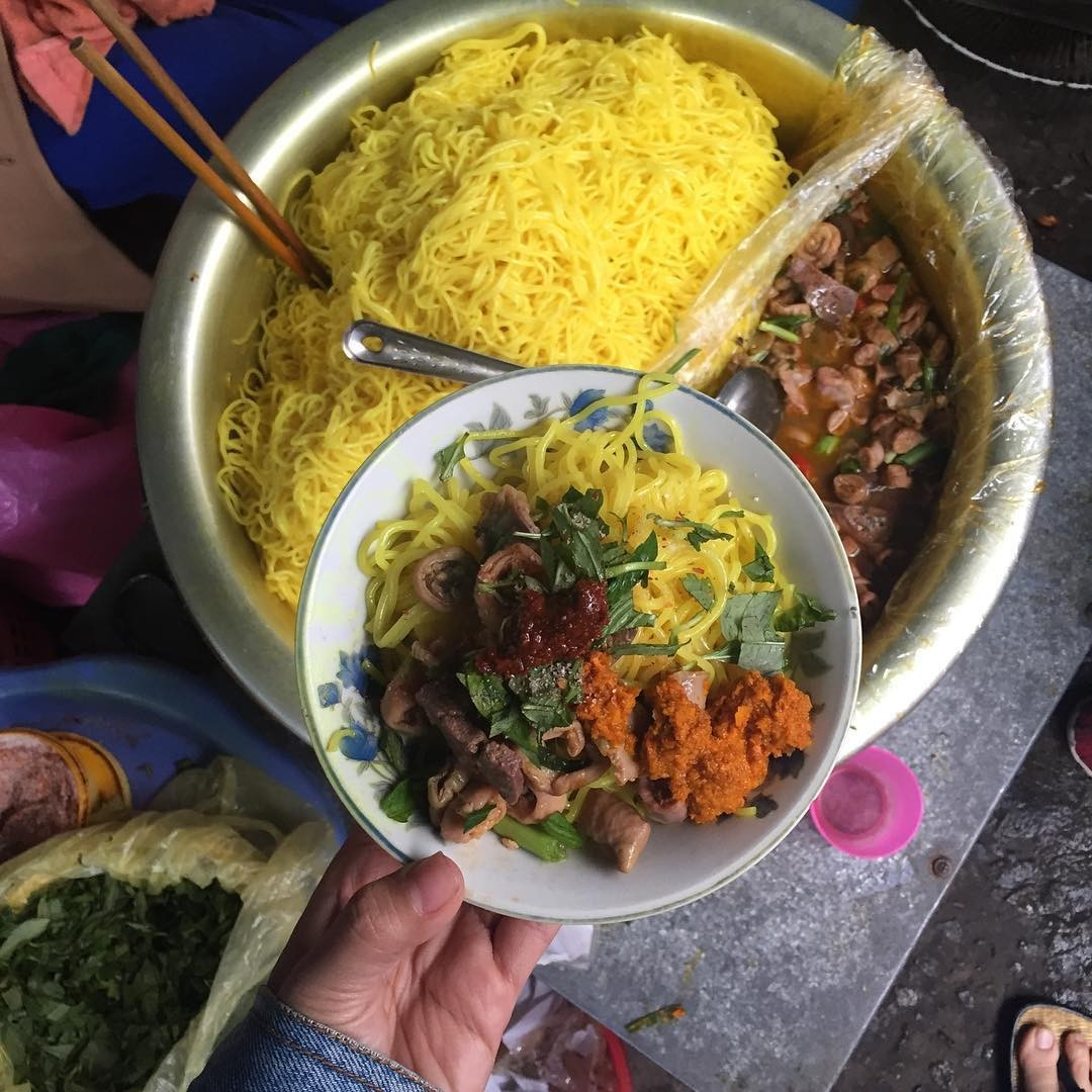 Ngày nay, du khách có thể dễ dàng tìm thấy bún lòng xào nghệ tại các khu chợ truyền thống như Đông Ba, An Cựu hoặc những quán ăn nhỏ trên các tuyến đường Bà Triệu, Trần Quang Khải. Giá mỗi bát chỉ khoảng 20.000–25.000 đồng, vừa túi tiền, đúng chất ẩm thực đường phố Huế. Ảnh MIA