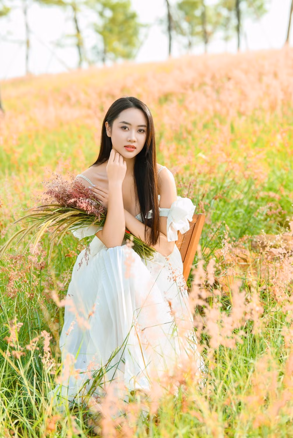 Cỏ hồng nở rộ phủ kín cả một vùng đồi rộng lớn, mỗi khi gió thổi qua, cả đồi như gợn sóng hồng bồng bềnh giữa nền trời xanh trong và những ngọn núi thấp thoáng phía xa. Ảnh Fanpage Hải Dương Có Gì?