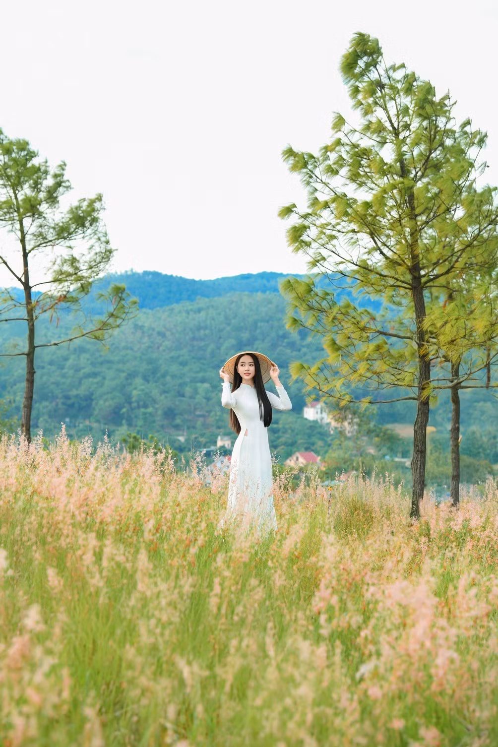 Để phục vụ du khách, khu đồi cũng được bố trí thêm nhiều tiểu cảnh đơn giản như xích đu, ghế gỗ, cầu gỗ nhỏ… tạo thành phông nền tự nhiên cho những bức hình sống ảo hoặc ảnh cưới. Các cặp đôi thường chọn tới đây vào sáng sớm hoặc buổi chiều muộn khi nắng xiên nhẹ, ánh sáng vàng tạo hiệu ứng lung linh cho khung hình. Ảnh Fanpage Hải Dương Có Gì?