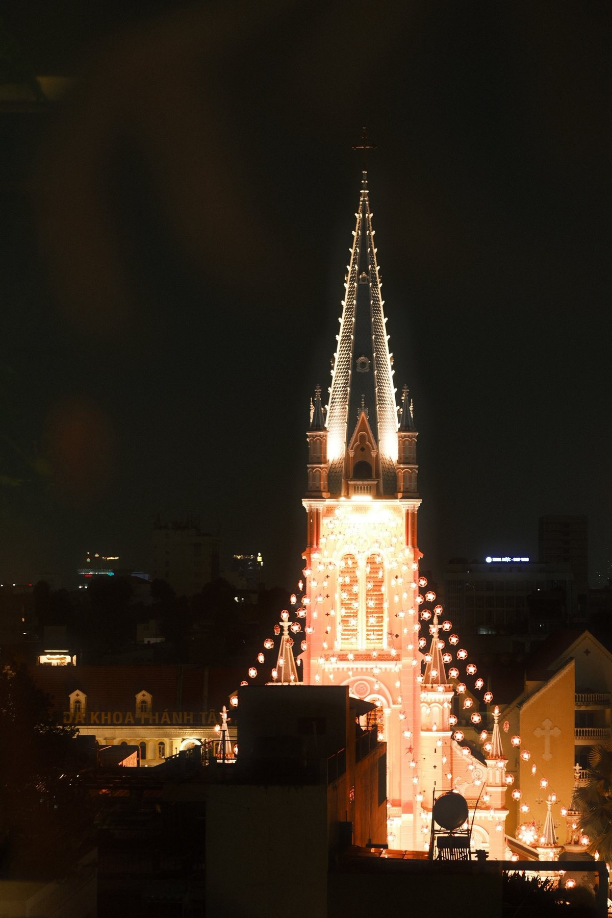 Sau đợt trùng tu vào năm 1957, nhà thờ được sơn màu hồng phấn kết hợp các chi tiết trang trí màu trắng, tạo nên diện mạo đặc trưng và từ đó được người dân gọi với tên thân thuộc: “nhà thờ hồng”.
