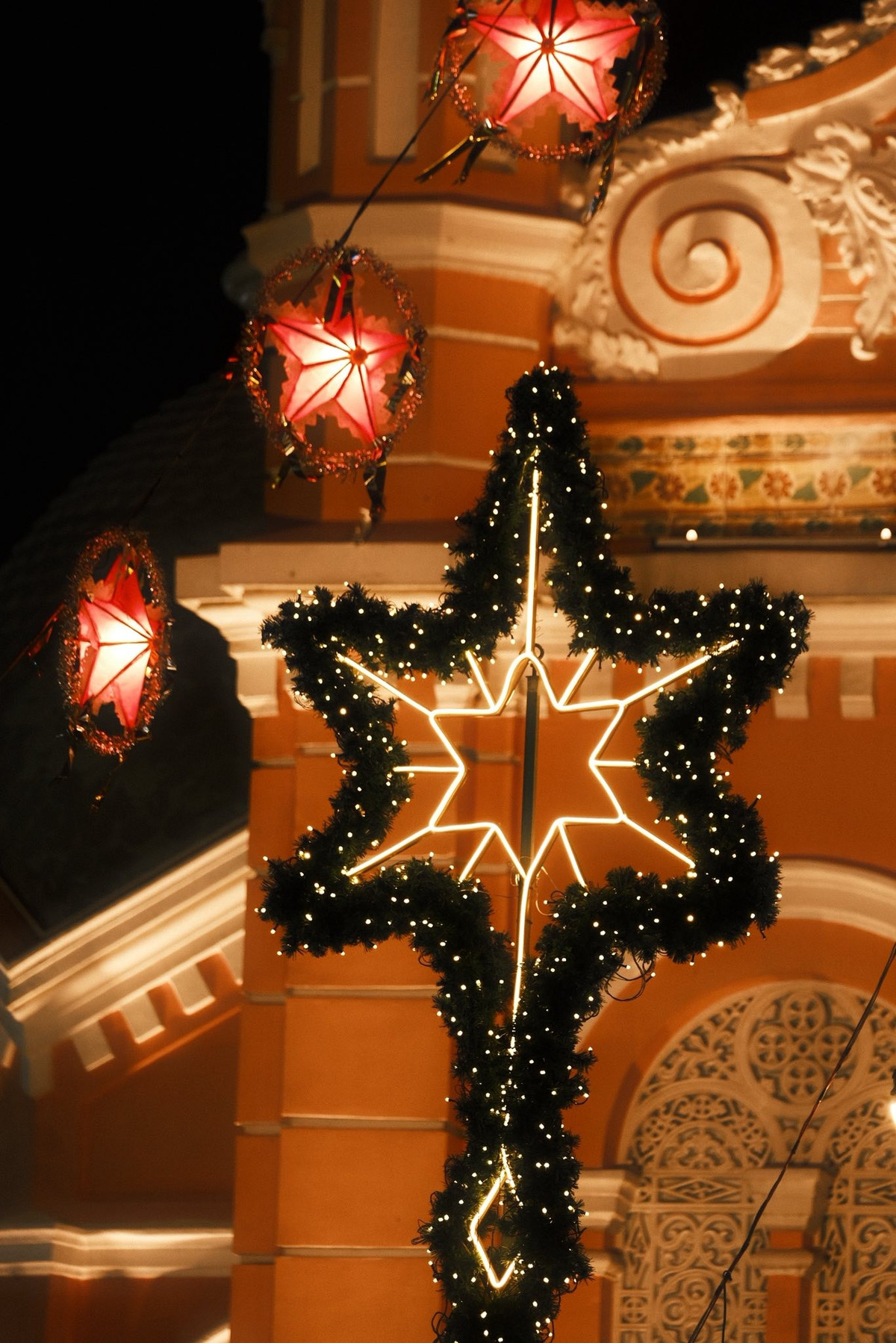 Khu vực cổng chính và hàng rào hoa trở thành những vị trí “vàng” để du khách lưu lại khoảnh khắc Giáng sinh giữa lòng thành phố.