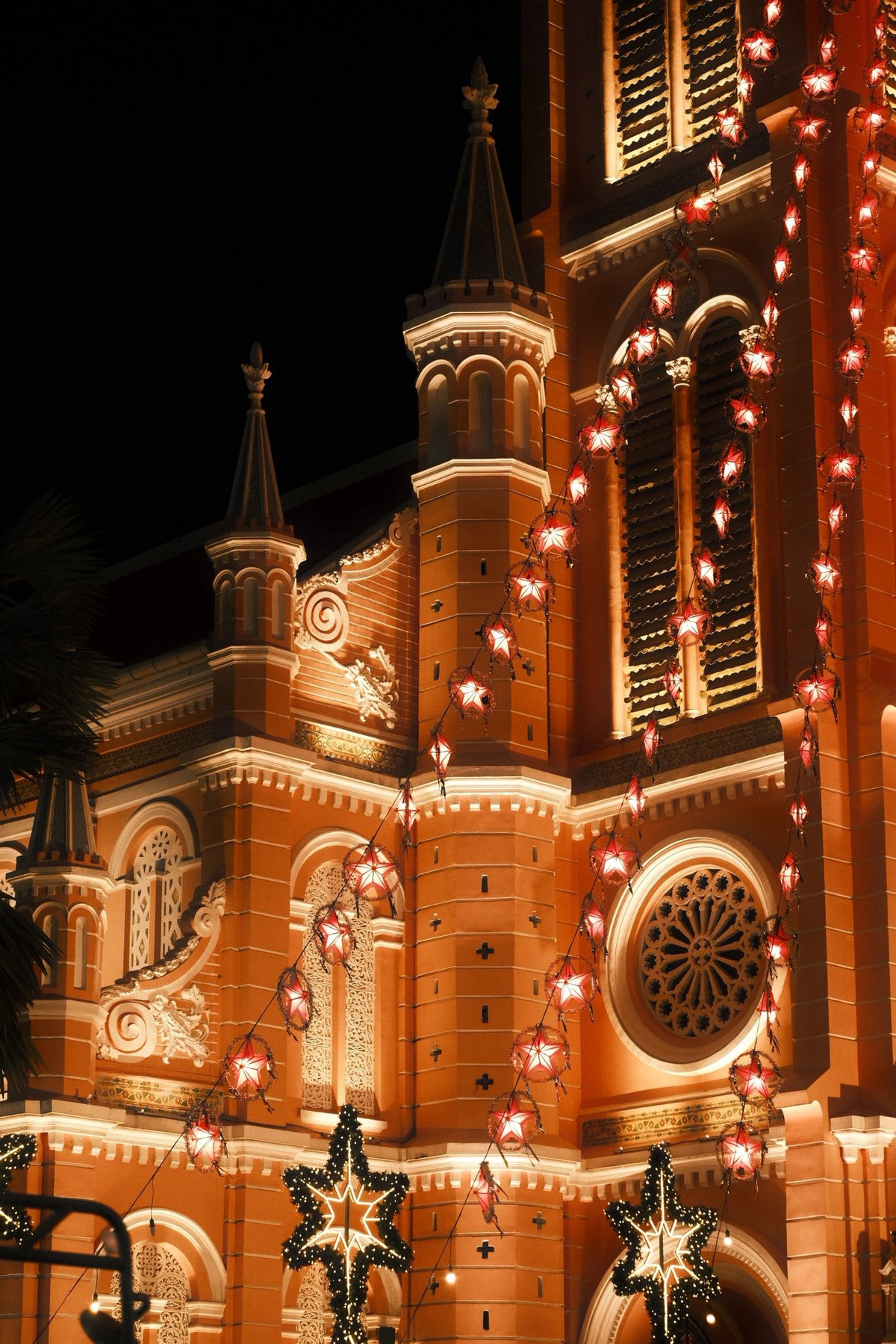 Không khí rộn ràng, ánh đèn lung linh cùng sắc hồng đặc trưng khiến nhà thờ Tân Định trở thành điểm hẹn quen thuộc mỗi mùa Noel về.