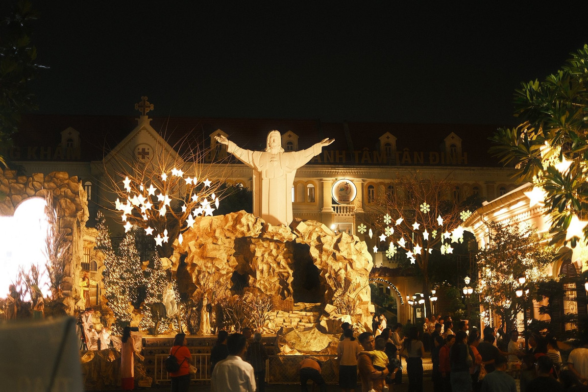 Du khách đến đây không chỉ để chụp hình, mà còn hòa mình vào không khí lễ hội đầy màu sắc. Những ánh đèn lung linh, lấp lánh phản chiếu trên các chi tiết trang trí tạo nên một cảnh quan vừa cổ kính vừa hiện đại.