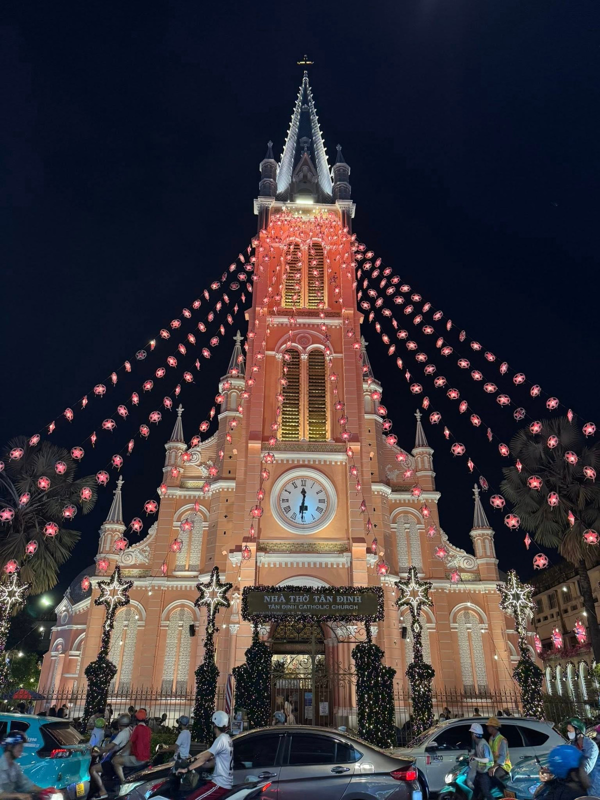 Những ngày cận Giáng sinh, nhà thờ Tân Định (Phường Xuân Hòa, TP HCM) khoác lên mình diện mạo lung linh, thu hút đông đảo người dân và du khách đến tham quan, chụp ảnh.