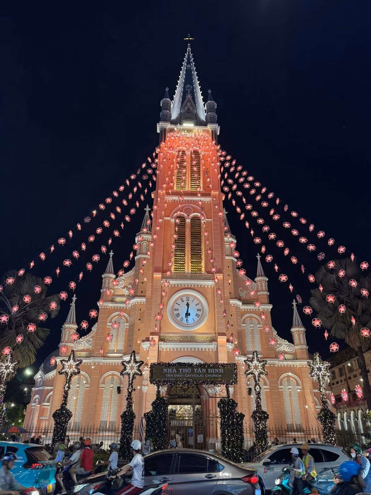 Những ngày cận Giáng sinh, nhà thờ Tân Định (Phường Xuân Hòa, TP HCM) khoác lên mình diện mạo lung linh, thu hút đông đảo người dân và du khách đến tham quan, chụp ảnh.