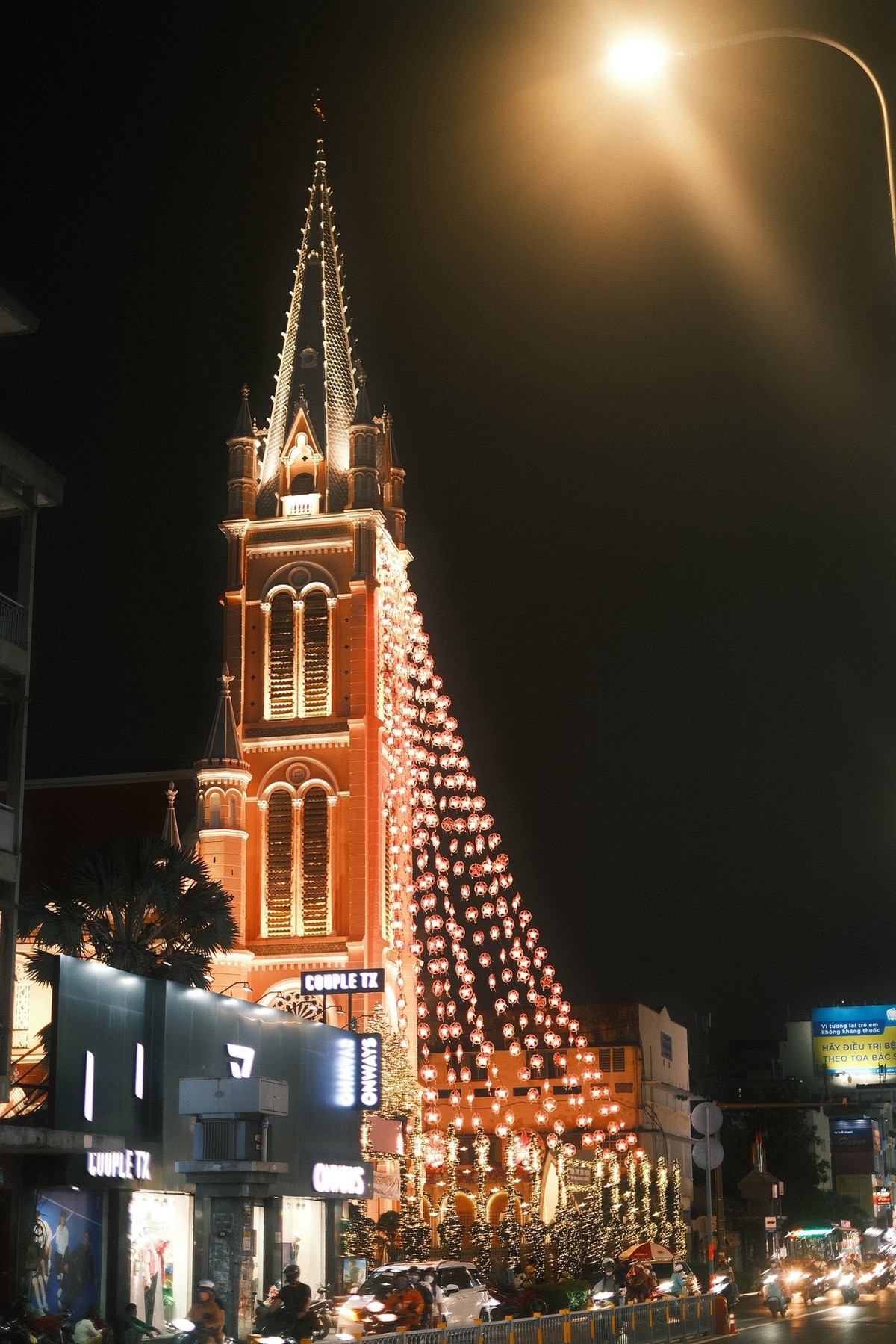 Hệ thống đèn trang trí rực rỡ, kết hợp với gam màu hồng đặc trưng của công trình, khiến nơi đây trở thành một trong những điểm check-in Noel nổi bật của thành phố.