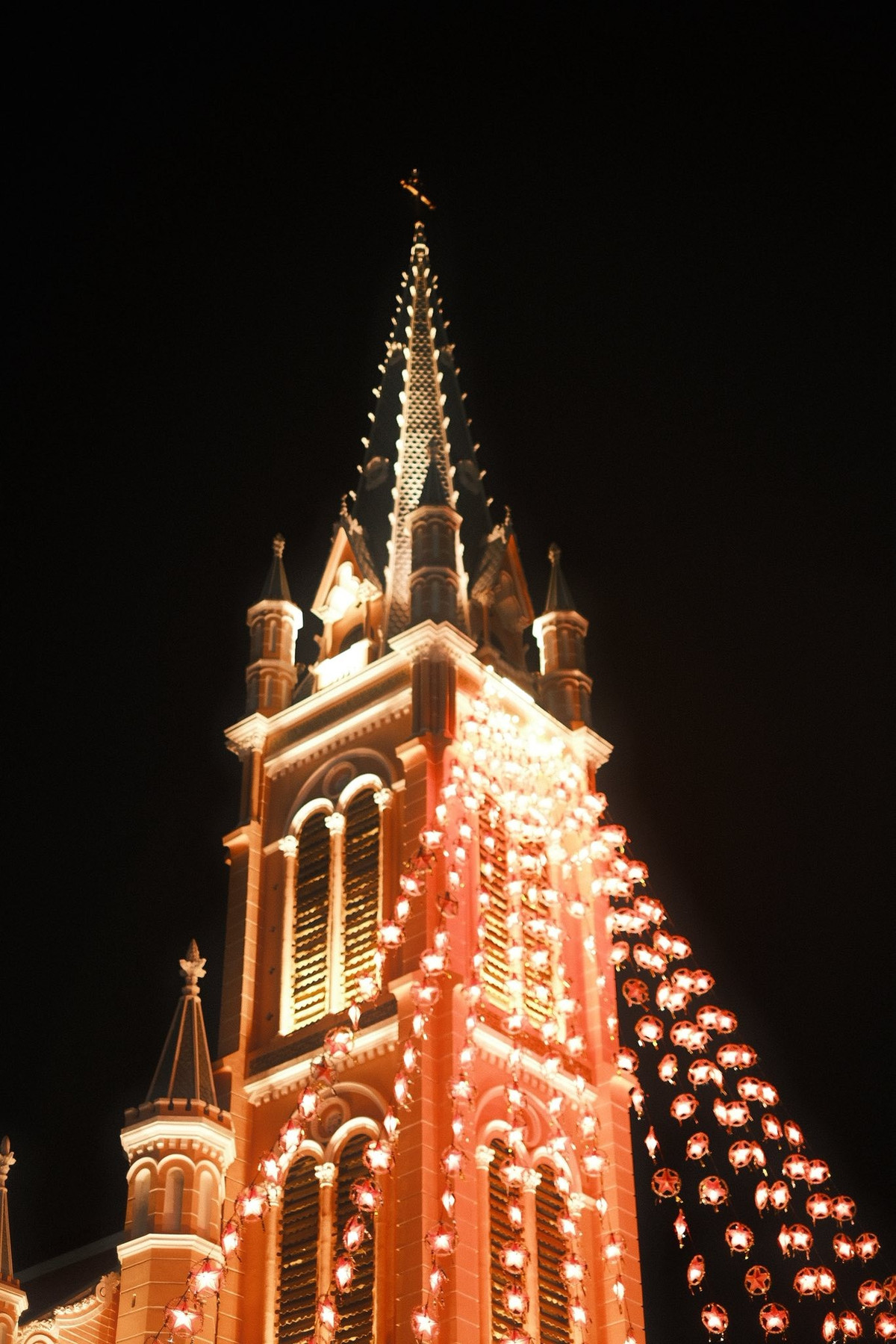 Không khí rộn ràng, ánh đèn lung linh cùng sắc hồng đặc trưng khiến nhà thờ Tân Định trở thành điểm hẹn quen thuộc mỗi mùa Noel về.