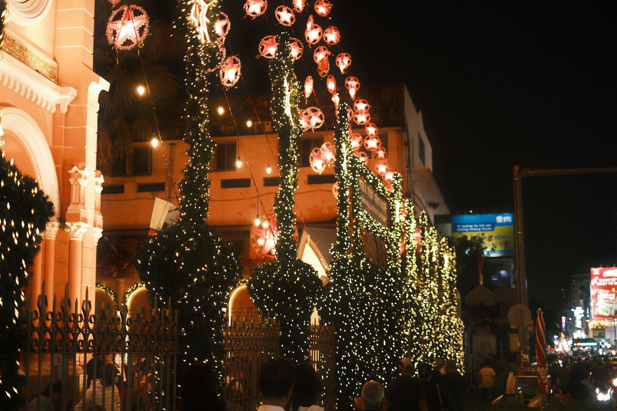 Về kiến trúc, nhà thờ Tân Định mang đậm phong cách Gothic với mái chóp nhọn, mái vòm cao và hệ cửa sổ lớn. Bên cạnh đó, các chi tiết trang trí nội thất lại thể hiện hơi hướng Roman và Baroque, tạo nên sự giao thoa hài hòa giữa nhiều trường phái kiến trúc phương Tây.