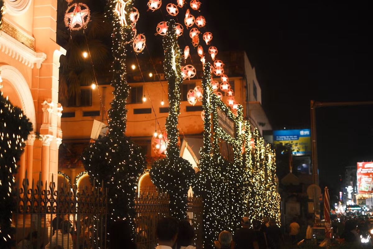 Về kiến trúc, nhà thờ Tân Định mang đậm phong cách Gothic với mái chóp nhọn, mái vòm cao và hệ cửa sổ lớn. Bên cạnh đó, các chi tiết trang trí nội thất lại thể hiện hơi hướng Roman và Baroque, tạo nên sự giao thoa hài hòa giữa nhiều trường phái kiến trúc phương Tây.