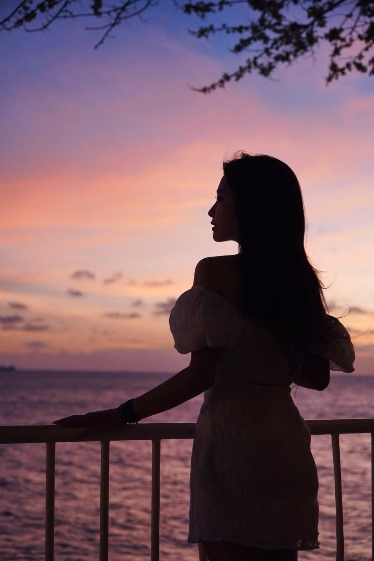 Nhưng giữa vô vàn hoạt động thú vị nơi đây, có một trải nghiệm đang ngày càng được nhiều du khách yêu thích, đó là "săn hoàng hôn" – khoảnh khắc mặt trời lặng dần xuống mặt biển, để lại một bức tranh trời nước rực rỡ đến nao lòng. Ảnh Anh Ha Pham