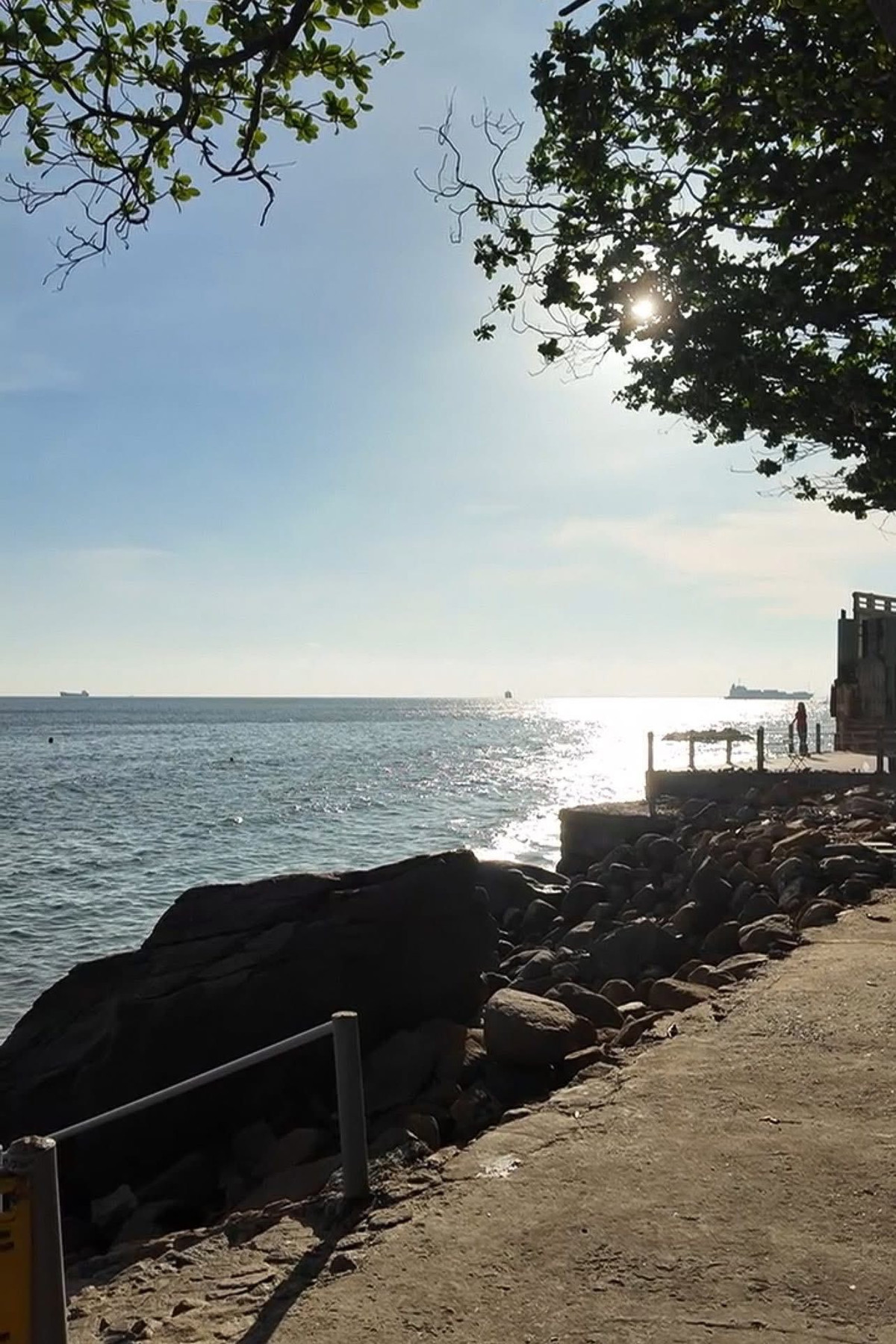 Để ngắm trọn vẹn vẻ đẹp ấy, nhiều người chọn đến Bãi Sau – nơi có không gian rộng, thoáng đãng, bãi cát dài và phẳng lý tưởng để vừa đi dạo, vừa chờ đợi khoảnh khắc mặt trời lặn. Ảnh Anh Ha Pham