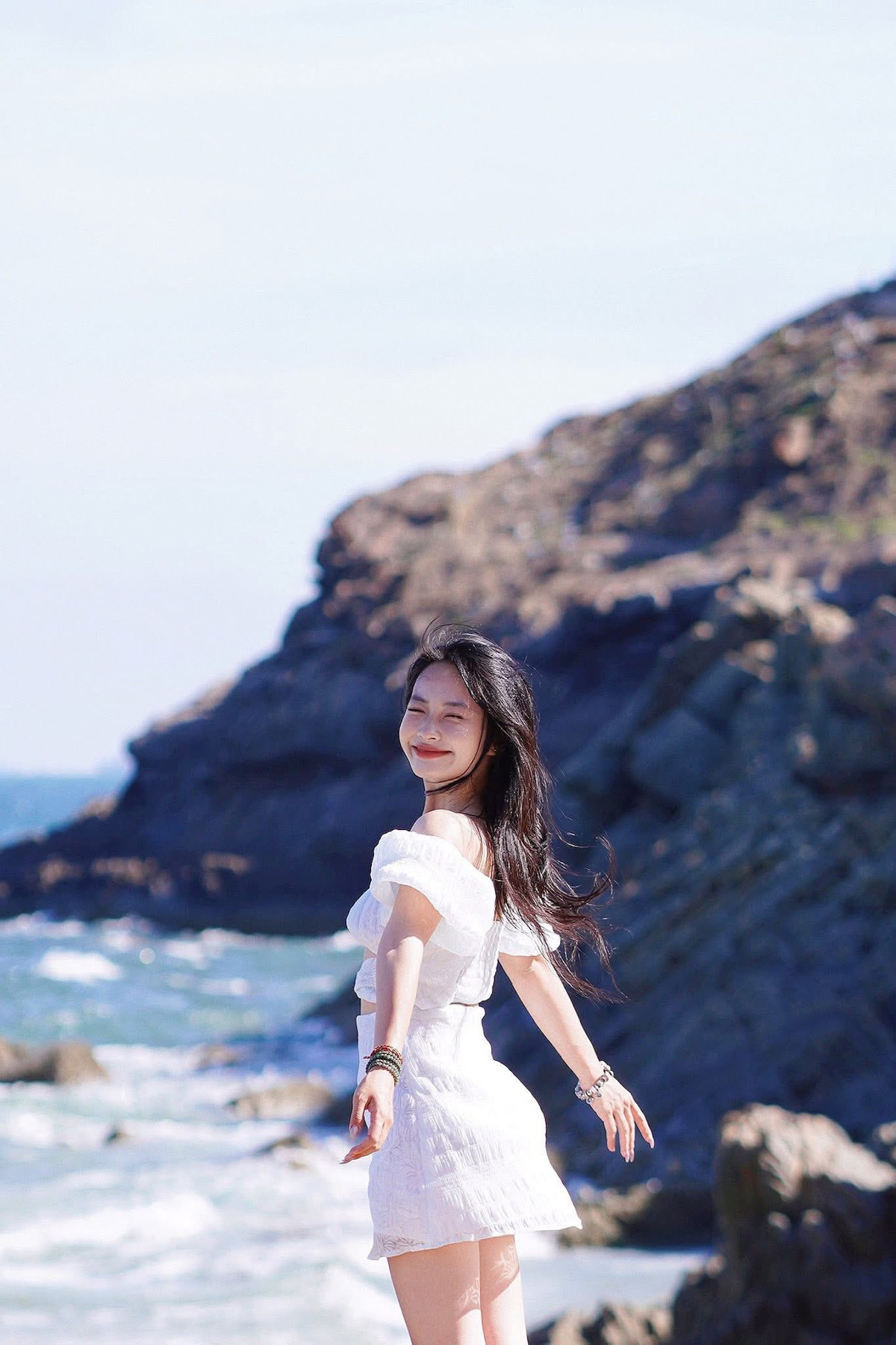 Đó không chỉ là vẻ đẹp của thiên nhiên, mà còn là cảm giác thư giãn, an yên khi được lặng lẽ ngắm nhìn sự chuyển mình của đất trời. Có người chọn ghi lại khoảnh khắc ấy bằng máy ảnh, có người chỉ ngồi yên lặng, để ánh hoàng hôn in dấu trong tâm trí. Ảnh Anh Ha Pham