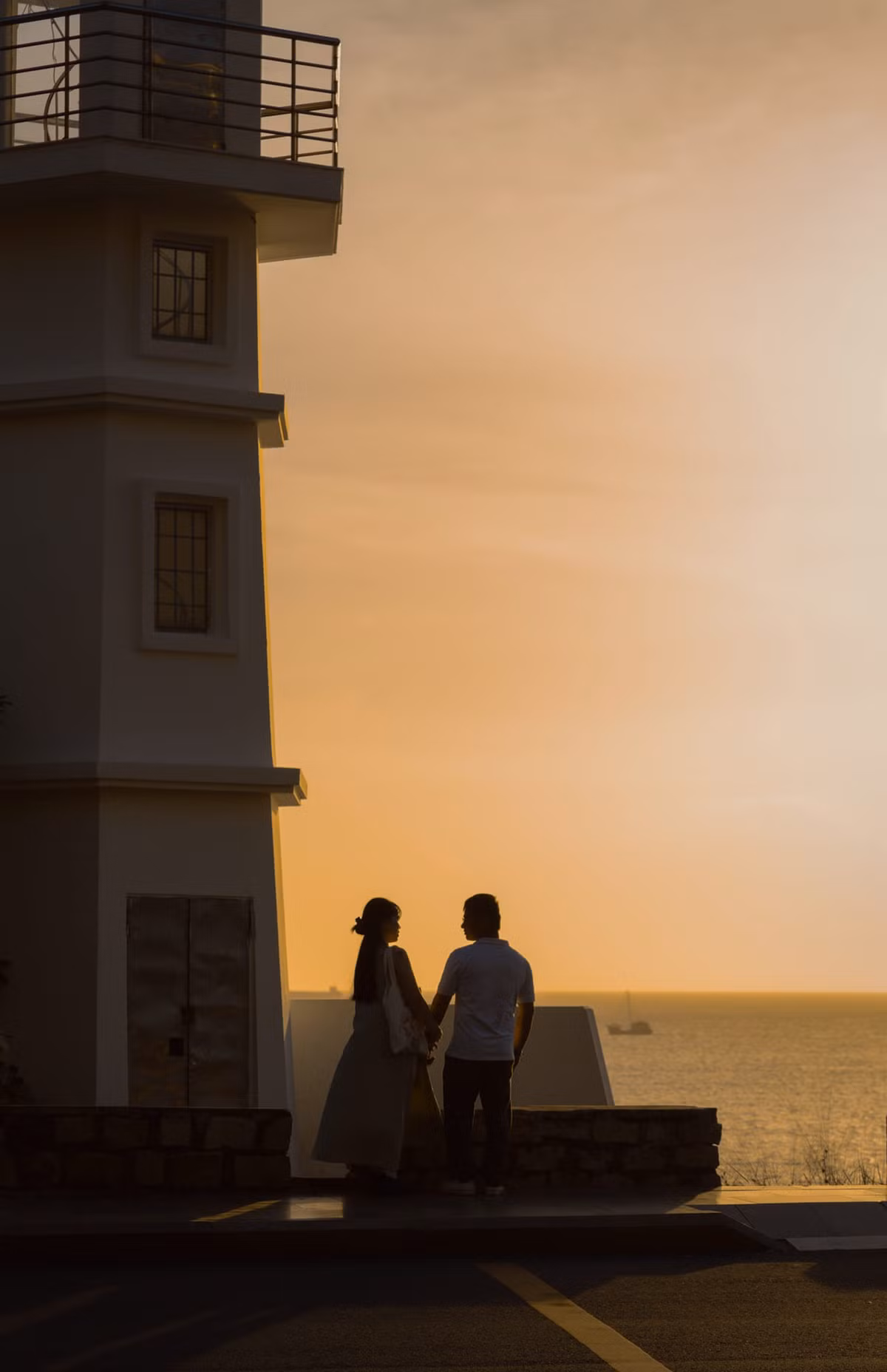 Một số du khách thích cảm giác riêng tư và có phần “phiêu” hơn thì leo lên Hải đăng Vũng Tàu, nơi có thể nhìn toàn cảnh thành phố từ trên cao, hoặc đến Mũi Nghinh Phong – nơi đất liền vươn mình ra biển lớn, tách biệt với sự ồn ào phố xá. Ảnh dulich