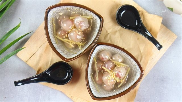 Chè bột lọc heo quay – lạ mà cuốn: Nhân heo quay hạt lựu bọc trong lớp bột lọc trong, nấu cùng nước đường gừng. Vị mặn béo hòa ngọt thanh tạo trải nghiệm vị giác độc đáo, khiến nhiều du khách bất ngờ. Ảnh PetroTimes