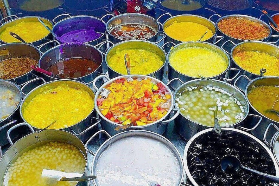 Huế không chỉ nổi tiếng với di sản và sông Hương núi Ngự, mà còn là “thủ phủ” của các món chè. Tinh tế trong cách nấu và thưởng thức, người Huế tạo nên những chén chè vừa cầu kỳ, thanh nhã, vừa gần gũi, đậm chất dân gian. Mỗi món chè là một câu chuyện về hương vị, ký ức và khéo léo của người nấu.