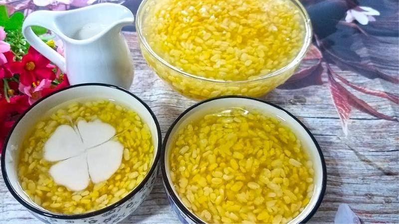 Chè hoa cau – thanh tao ngày lễ: Đậu xanh đãi vỏ nấu mềm, nước chè vàng nhạt như hoa cau, thêm chút nước cốt dừa. Món chè tinh khiết, tượng trưng may mắn, thường xuất hiện trong mâm cỗ Tết. Ảnh BHX