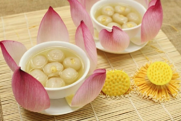 Chè hạt sen long nhãn – tinh túy cung đình: Hạt sen bùi bùi, lồng trong long nhãn tươi, nấu cùng đường phèn. Chè không chỉ thanh nhã mà còn tốt cho sức khỏe, giúp an thần, làm đẹp da. Ảnh kinhdoamthuchue