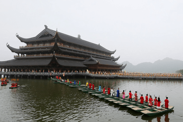 Ở khu vực cửa ngõ phía Nam Hà Nội, Chùa Tam Chúc trở thành điểm du xuân được đông đảo du khách lựa chọn. Ngôi chùa lớn nhất Việt Nam sở hữu thế đất “tiền thủy – hậu sơn”, mặt hướng hồ, lưng tựa dãy Thất Tinh, tạo nên không gian khoáng đạt, thanh tịnh. Dịp đầu năm, Tam Chúc thu hút lượng lớn người dân và du khách đến lễ Phật, cầu bình an và chiêm ngưỡng cảnh sắc non nước hữu tình. Ảnh VietQueenTravel