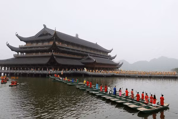 Ở khu vực cửa ngõ phía Nam Hà Nội, Chùa Tam Chúc trở thành điểm du xuân được đông đảo du khách lựa chọn. Ngôi chùa lớn nhất Việt Nam sở hữu thế đất “tiền thủy – hậu sơn”, mặt hướng hồ, lưng tựa dãy Thất Tinh, tạo nên không gian khoáng đạt, thanh tịnh. Dịp đầu năm, Tam Chúc thu hút lượng lớn người dân và du khách đến lễ Phật, cầu bình an và chiêm ngưỡng cảnh sắc non nước hữu tình. Ảnh VietQueenTravel