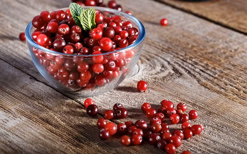 Ăn cherry hoặc việt quất thường xuyên giúp làn da duy trì độ căng mịn, mềm mại, đồng thời hỗ trợ ngăn ngừa sạm nám và tình trạng chảy xệ. Ảnh minh họa