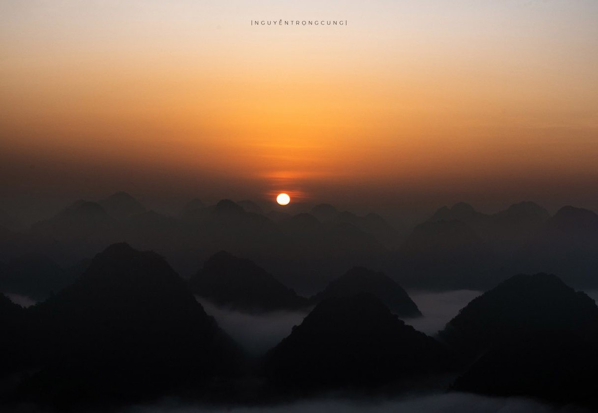 Nhiều người lựa chọn leo từ chiều, cắm trại qua đêm trên đỉnh để sáng hôm sau kịp “săn mây” – một trải nghiệm đang rất được ưa chuộng. Ảnh Nguyễn Trọng Cung